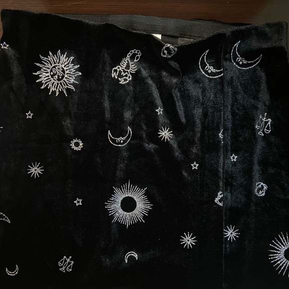 H&M black velvet skirt - Picture 6 of 11